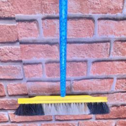 Vassoura pelo nylon preta/branca grande