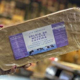 Geléia de mocotó caseira em barra de amendoim