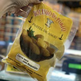 Pastel de angu Bolinho do Porto